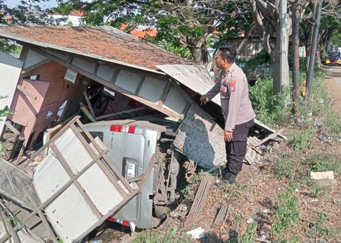 Tersenggol Truk saat Nyalip, Granmax Berakhir Tabrak Warung di Duduksampeyan Gresik