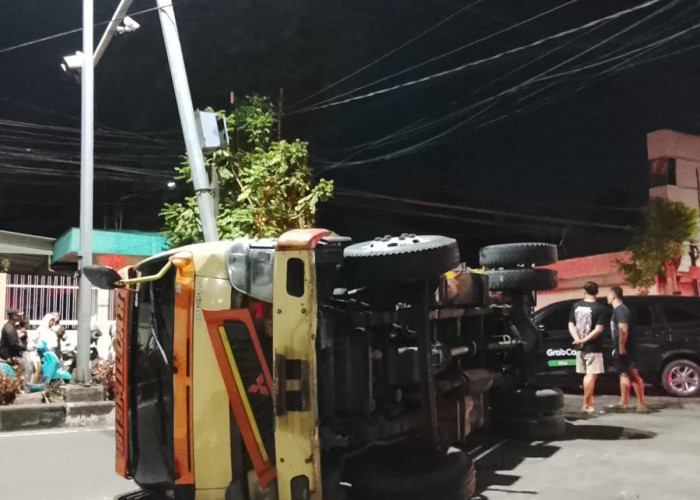 Tabrakan dengan Mobil Grab, Truk Tangki Air Terguling di Pacar Keling
