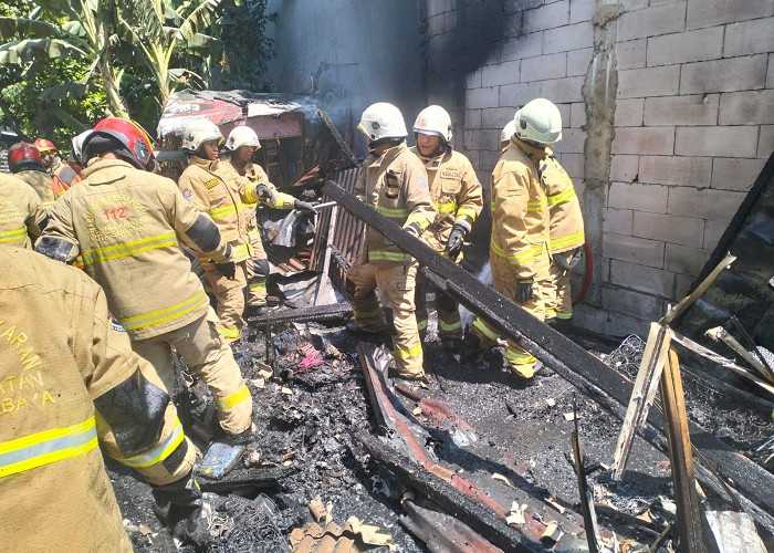 Ditinggal Pemilik Berjualan Kopi, Rumah di Wonocolo Surabaya Ludes Terbakar 