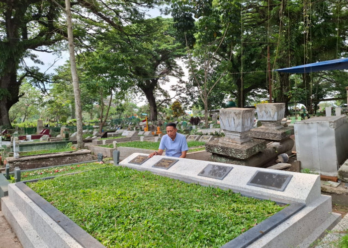 Wahyu Hidayat Rutin Ziarah Kubur ke Makam Orang Tua