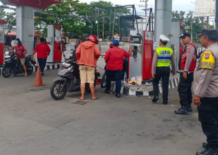 Polsek Rungkut Patroli SPBU Kalirungkut Surabaya, Pastikan Stok BBM Aman dan Kondusif