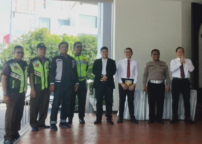 Polsek Sukomanunggal Pastikan Ibadah Minggu di Gereja Gloria Berlangsung Kondusif