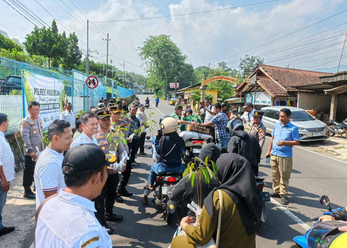 Dukung Gerakan Indonesia Asri, Polres Pasuruan Tebar 6.000 Benih Ikan dan Bagikan Bibit Pohon