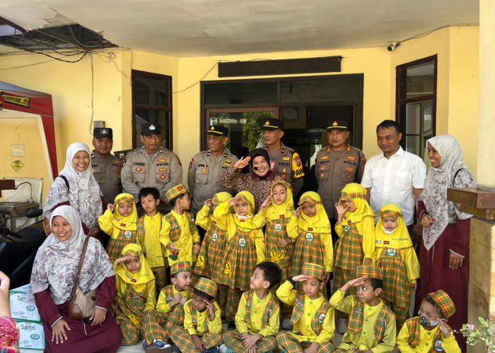 Polsek Gayungan Edukasi Siswa TK Ibnu Sina dalam Program Polisi Sahabat Anak