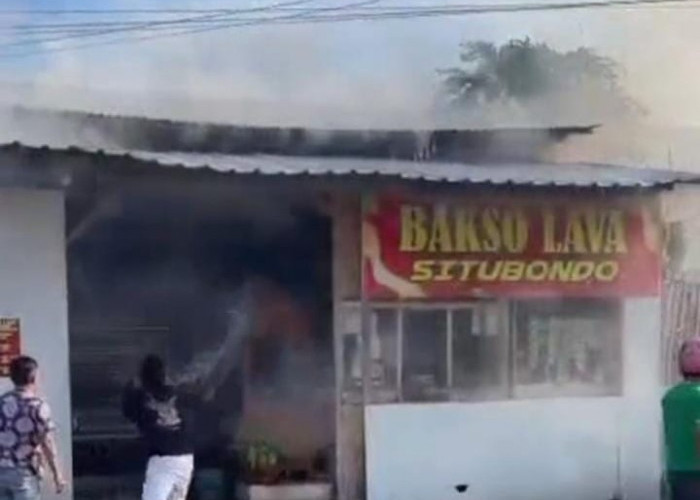 Diduga Korsleting Magic Com, Warung Bakso di Situbondo Terbakar