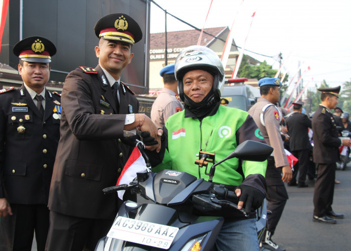Polres Kediri Kota Kobarkan Semangat Kemerdekaan dengan Berbagi Bendera Merah Putih