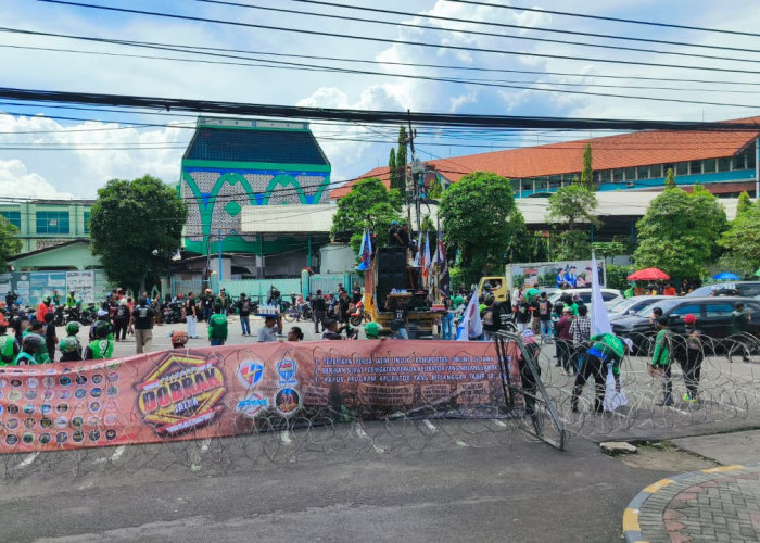 Lawan Tarif Murah, Ribuan Driver Ojol Kepung Gedung DPRD Jawa Timur