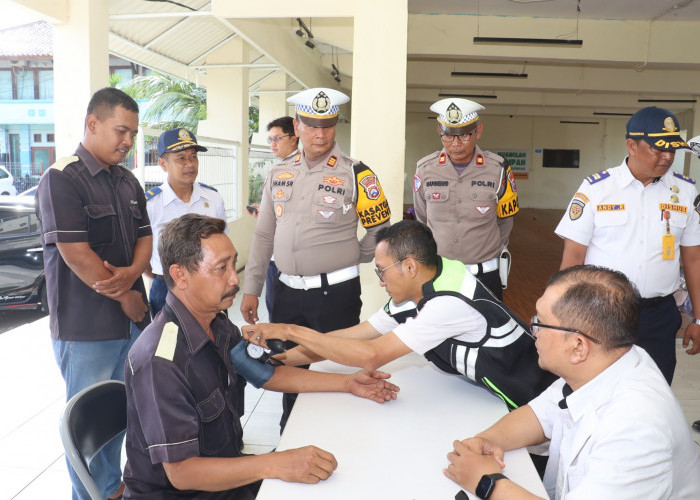 Operasi Keselamatan Semeru 2026, Satlantas Polres Tanjung Perak Ramp Check Bus Pariwisata di Terminal Ampel