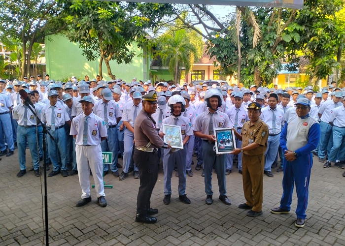 Peringati Hardiknas, Satlantas Polres Pasuruan Canangkan Program Helm On di SMKN 1 Gempol