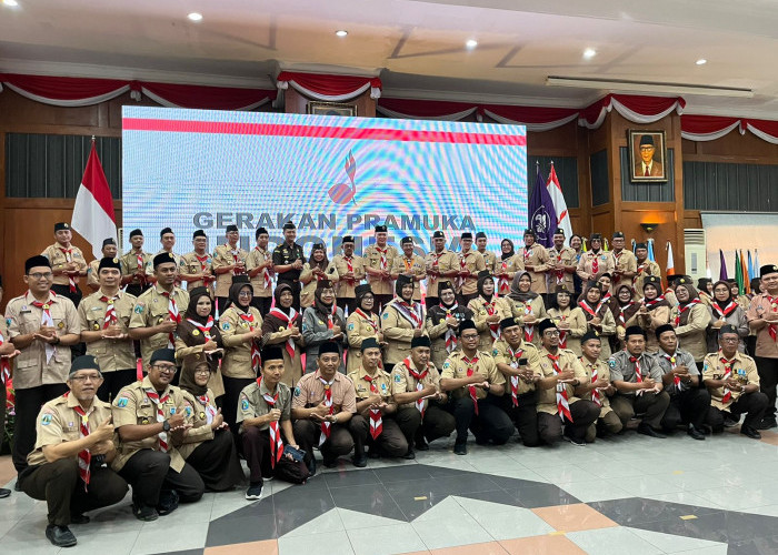 Kukuhkan Pengurus Baru Pramuka se-Surabaya, Armuji Tekankan Peran Garda Terdepan Karakter Pemuda