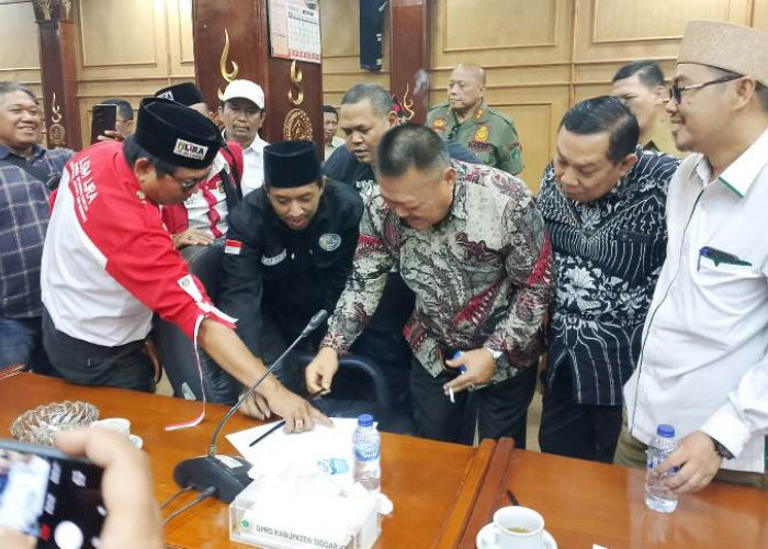 Pimpinan DPRD Sidoarjo Teken Dukungan Moral Laskar Jenggolo saat Aksi Unjuk Rasa
