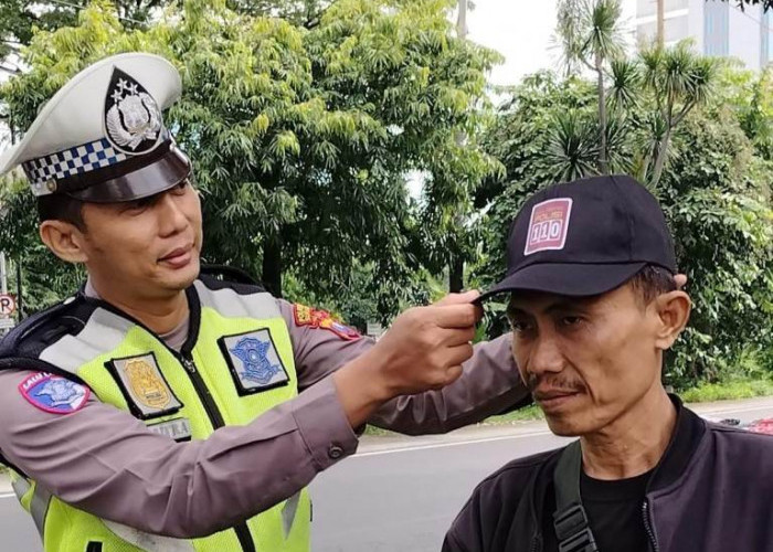 Polsek Wonocolo Sosialisasikan Call Center 110 Sambil Bagi Topi Gratis