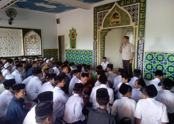 Satreskoba Polres Lumajang Beri Sosialisasi Bahaya Narkoba di Ponpes Darul Musthofa Assunniyyah