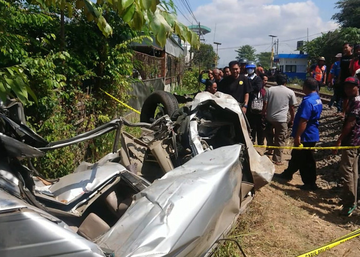 Minibus di Tulungagung Terseret Kereta Api, Pengemudi Meninggal di TKP