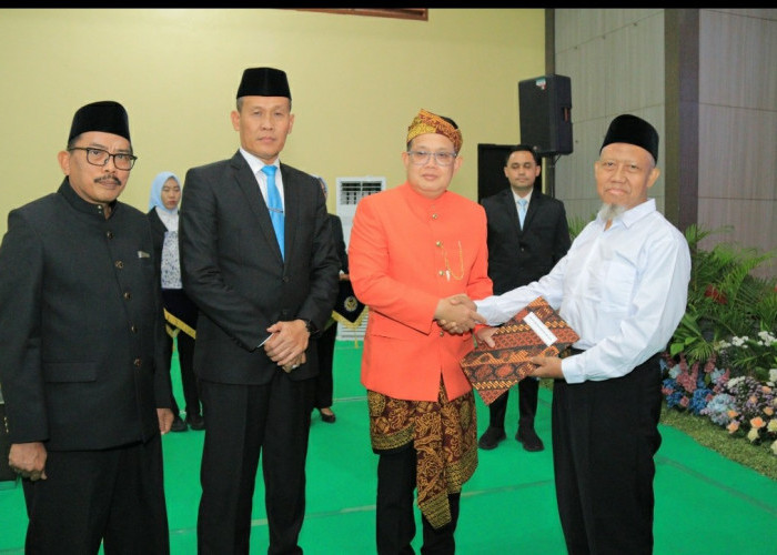 Kakanwil Ditjenpas Jatim Serahkan Remisi Umum dan Dasawarsa kepada Warga Binaan