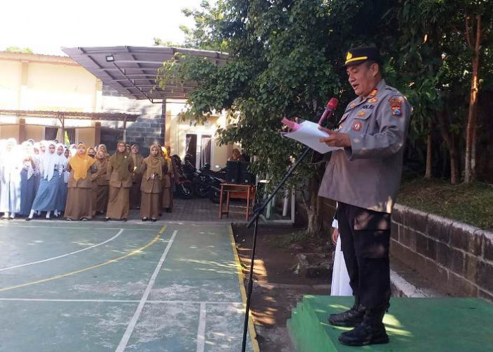 Kapolsek Prigen Ajak Siswa SMKN 1 Cegah Kenakalan Remaja dan Jauhi Narkoba di Pasuruan