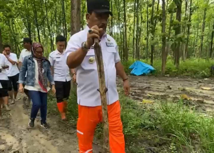 Kang Marhaen Tinjau Jalan Berlumpur yang Viral dan Ganggu Akses Warga Nganjuk