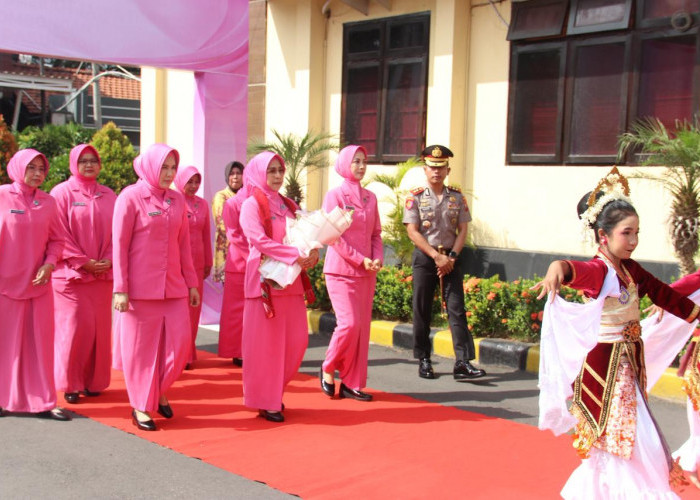 Ketua Bhayangkari Jatim Tinjau UMKM dan Serahkan Tali Asih di Polres Pasuruan