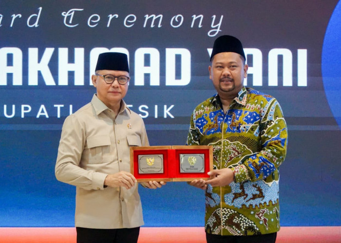 Berkontribusi Lindungi Anak PMI, Bupati Gresik Terima Penghargaan Kepala Daerah Inspiratif