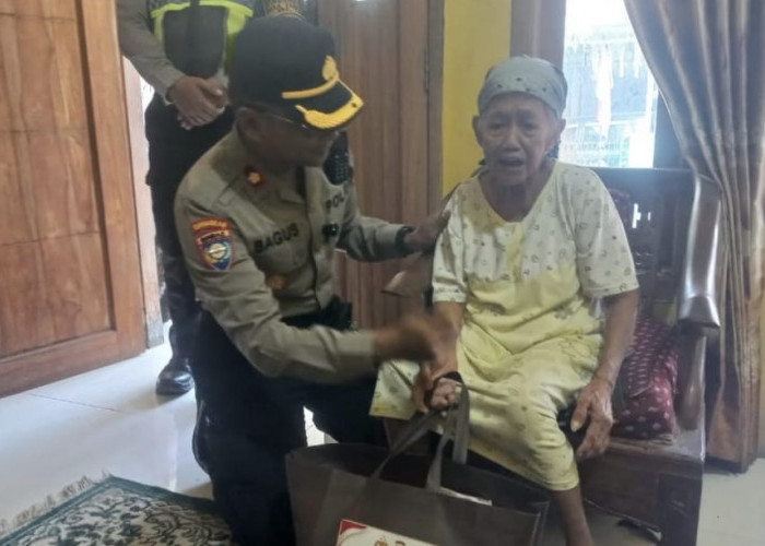 Wujud Kepedulian Sosial, Polsek Taman Berbagi Sembako untuk Warga