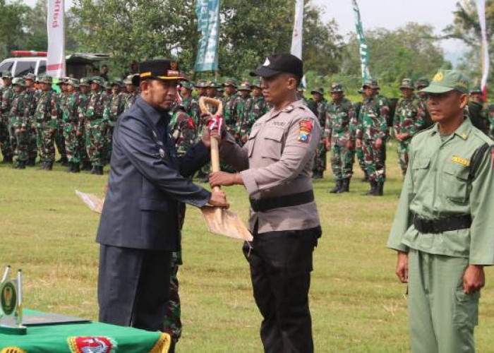 Cangkul dan Sekop Jadi Simbol Peresmian Satgas TMMD 127 Kodim 0827/Sumenep