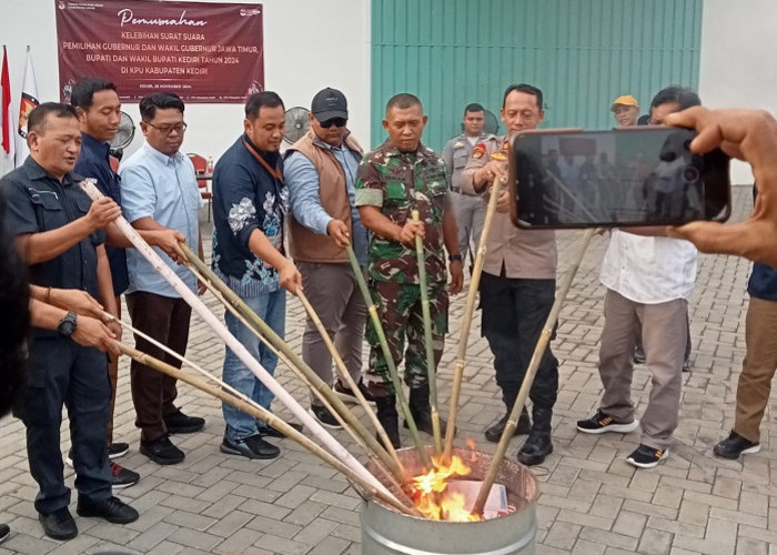 KPU Kabupaten Kediri Musnahkan Surat Suara Sisa dan Rusak, Lomba Selfie bagi Pemilih di TPS