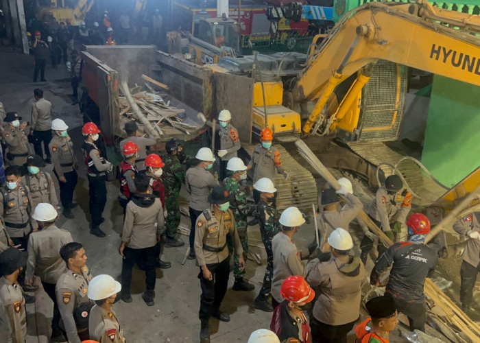Personel TNI-Polri Berjibaku Bersihkan Puing Reruntuhan Bangunan Ponpes Al Khoziny