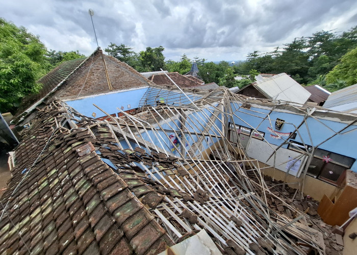 Tak Kuat Menahan Beban, Atap Ruang Kelas SDN Petung III Ambruk