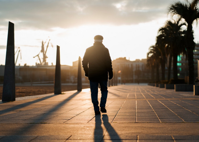 Manfaat Silent Walking Setiap Pagi, Jalan Tanpa Gadget Membuat Pikiran Lebih Tenang