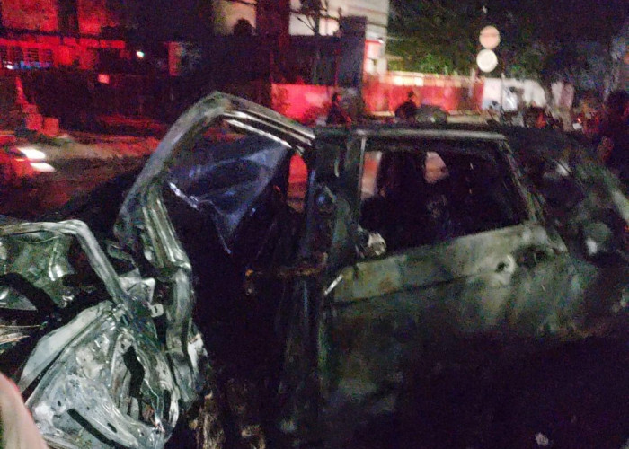Honda Jazz Tabrak Pohon dan Terbakar  di Manyar Kertoarjo, 2 Tewas 1 Patah Tulang