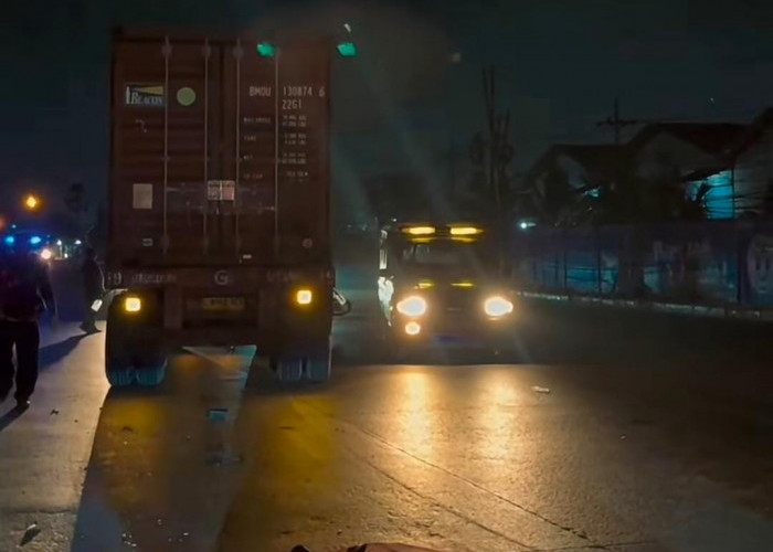 Pengendara Motor Tewas Terlindas Truk Trailer di Jalan Kalianak