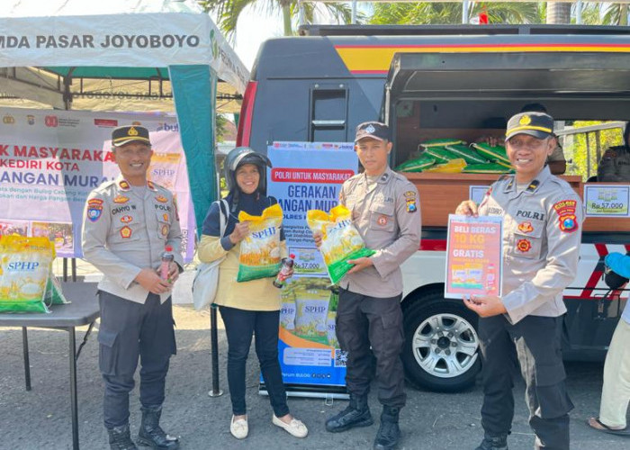 Polres Kediri Kota Bersama Bulog Gelar Penjualan Beras SPHP di Taman Sekartaji