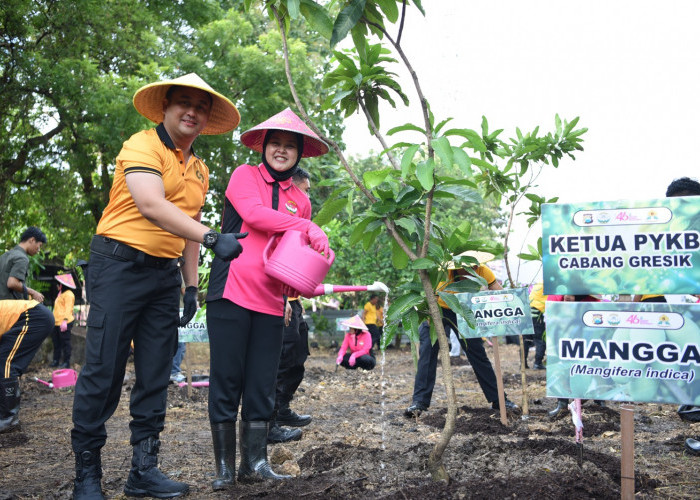 Hijaukan Gresik, Yayasan Kemala Bhayangkari Tanam Puluhan Pohon Produktif di Asrama Randuagung