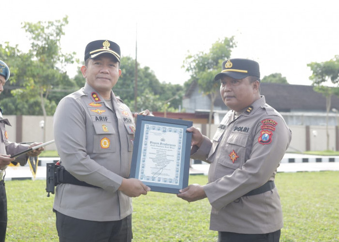 Apel Jam Pimpinan, Kapolres Blitar Beri Penghargaan Anggota Berprestasi