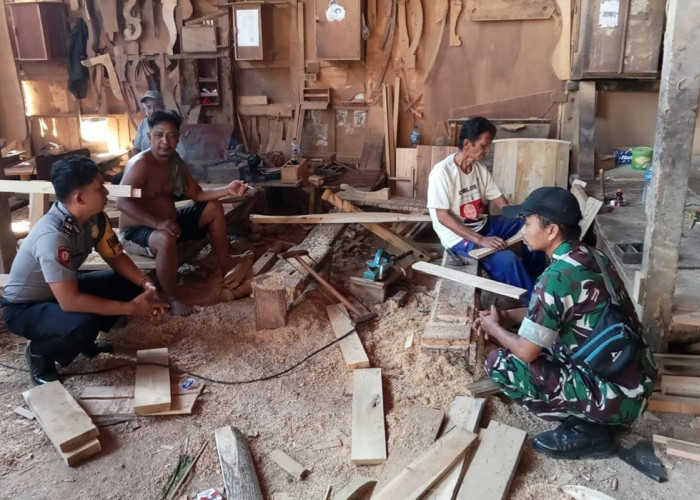 Pererat Sinergi dengan Masyarakat, Babinsa Larangan Pantau Aktivitas Perajin Mebel di Pamekasan 