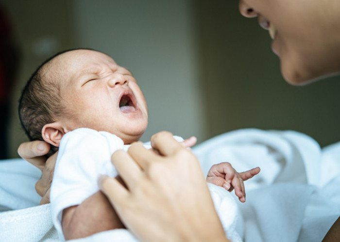 Mengenal Komunikasi Bayi, Arti di Balik Tangisan dan Ekspresi Bayi Baru Lahir