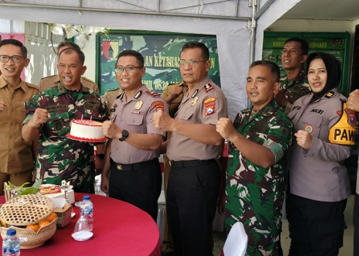 Kapolsek Rungkut Beri Kejutan HUT Ke-81 TNI, Harap Sinergitas Tiga Pilar Kian Solid