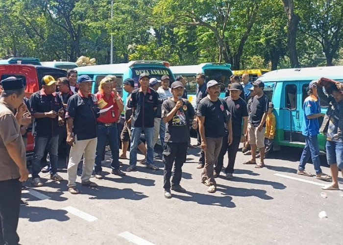 Ratusan Sopir Angkot Geruduk Dishub Jatim, Protes Transit Trans Jatim di Medaeng 