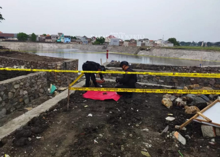 Sebuah Mortir Ditemukan di Proyek Pembangunan Kolam Mojokerto