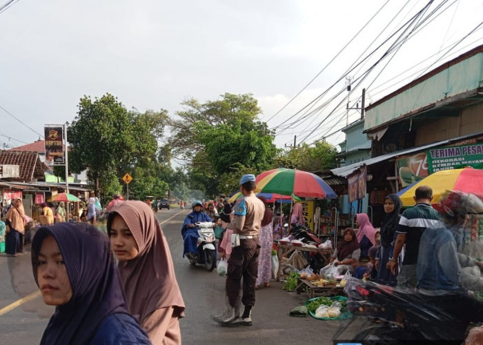 Cegah Kemacetan, Personil Polsek Padangan Hadir di Pasar Tumpah