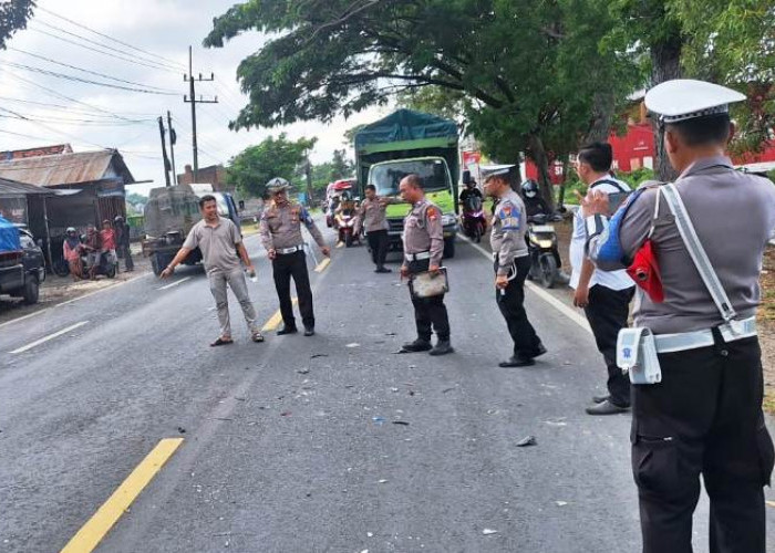 Laka Beruntun di Bangkalan, Pemotor Honda Supra Tewas Seruduk Ambulans dan Mobilio 