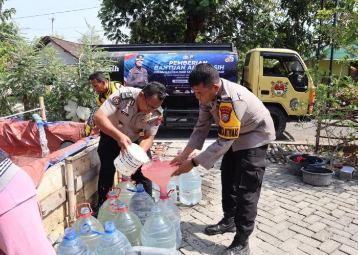 Sambut Hari Jadi Ke-75 Humas Polri, Polres Bojonegoro Bantu Warga Terdampak Kekeringan