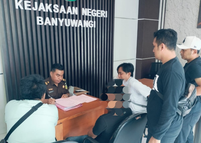 Satreskrim Polresta Banyuwangi Limpahkan Tersangka Penodongan Senpi ke Kejaksaan