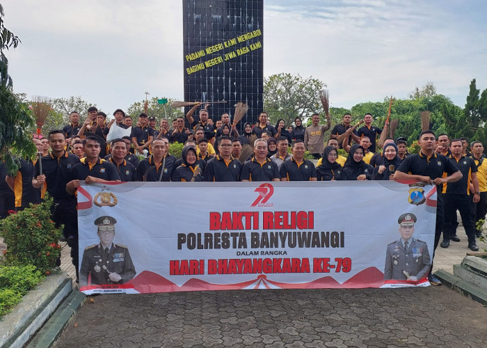 Polresta Banyuwangi Gelar Bakti Religi, Bersihkan Area TMP Wisma Raga Satria