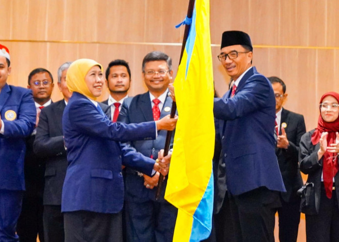 Khofifah Kukuhkan Pengurus IKA FH Unair, Dorong Alumni Perkuat Kontribusi untuk Bangsa