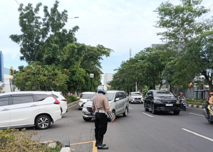 Polsek Rungkut Giat Pengaturan Lalu Lintas saat Jam Sibuk