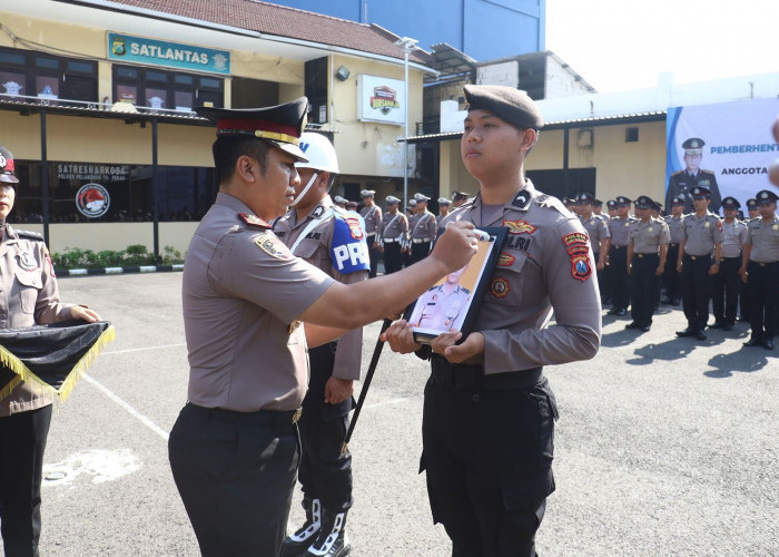 Tindak Tegas Pelanggaran, Kapolres Pelabuhan Tanjung Perak Pecat Anggota Melalui Upacara PTDH