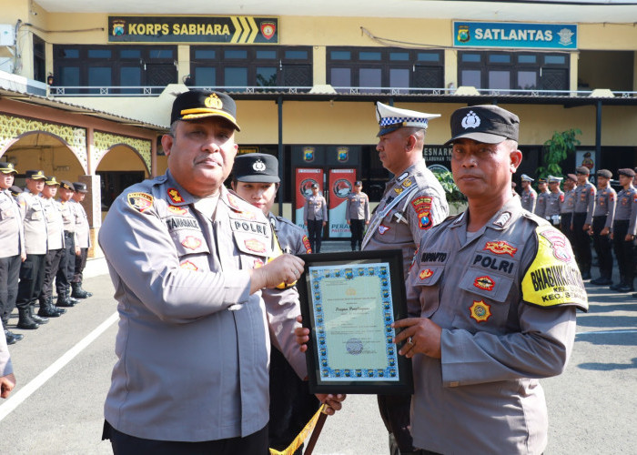 Kapolres Pelabuhan Tanjung Perak Beri Penghargaan Anggota Berprestasi