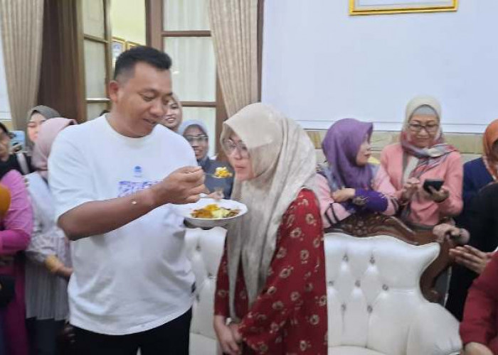 Mbak Una Rio Prayogo Rayakan Ulang Tahun Ke-29 Bersama Suami dan Masyarakat Situbondo