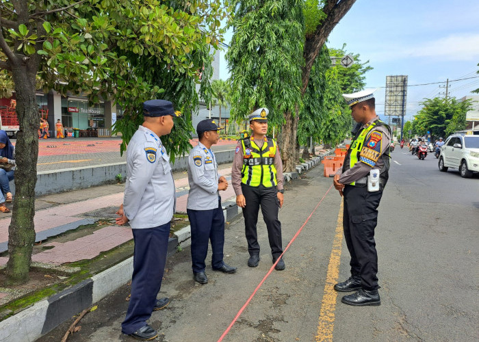 Satlantas Polres Kediri Kota Tindak Parkir Liar Menjamur di Depan Ketos